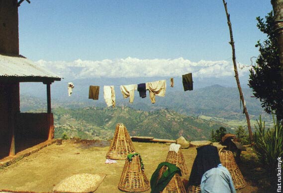 Вид на Гималаи в одной из деревень по пути из Дуликеля в современный монастырь Намобудда.