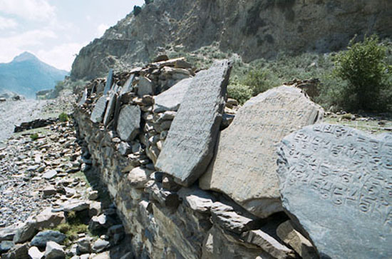 Религиозные тексты на камнях выбивают местные жители